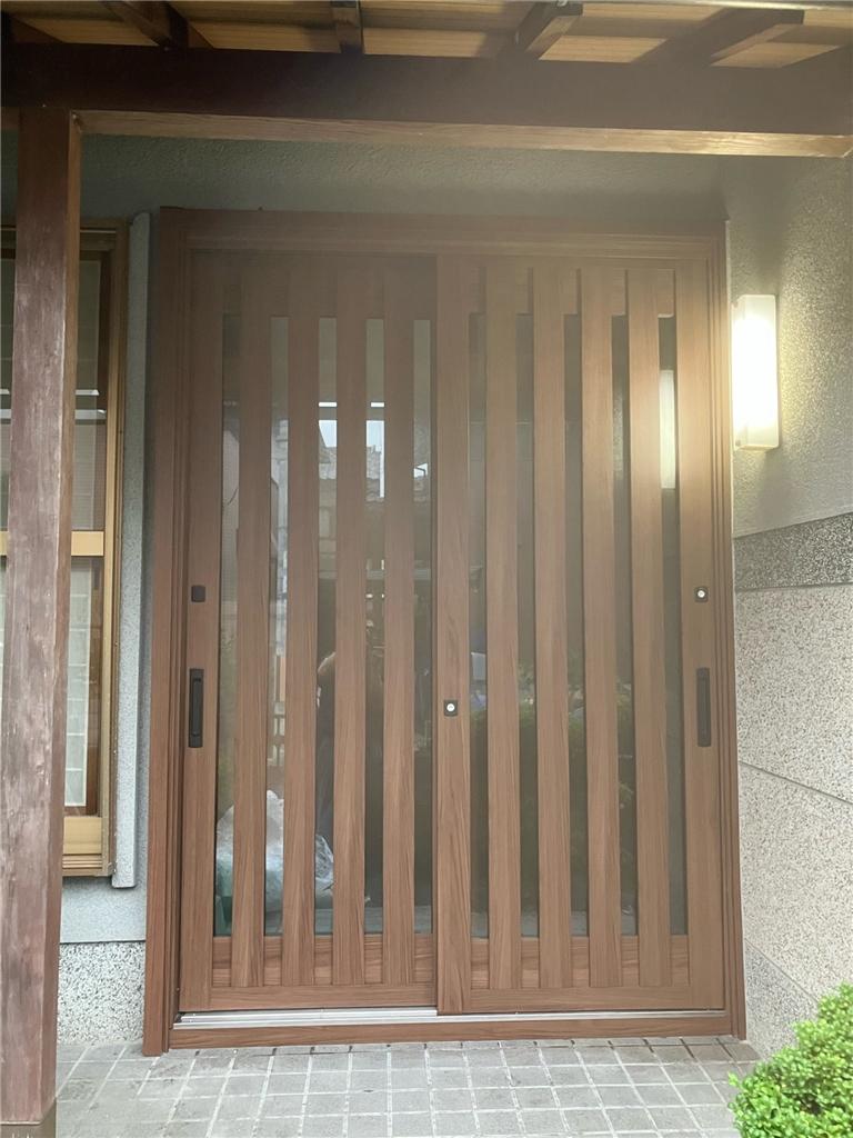 玄関引戸のカバー工事で、印象も、性能も、1日で変わります。