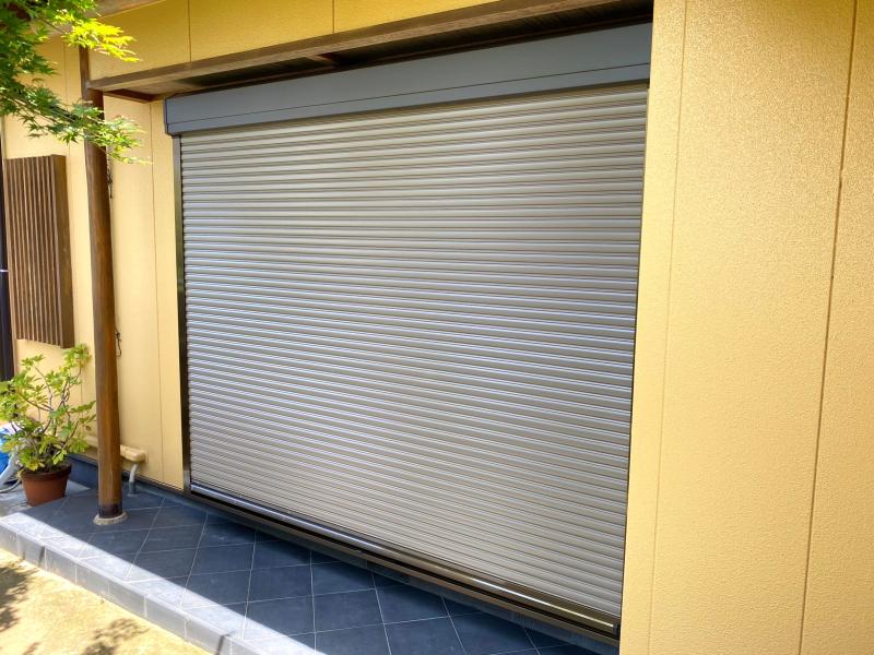 大きな窓に防犯対策がなくて心配され、シャッターを取付ました