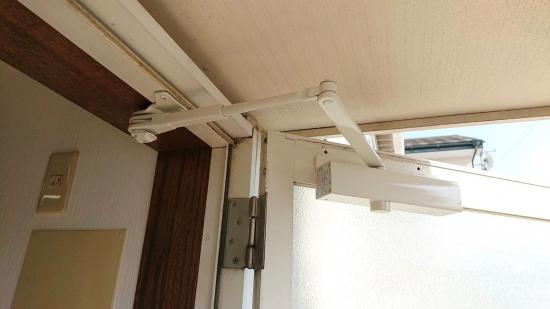 経年劣化のドアクローザーを交換しました