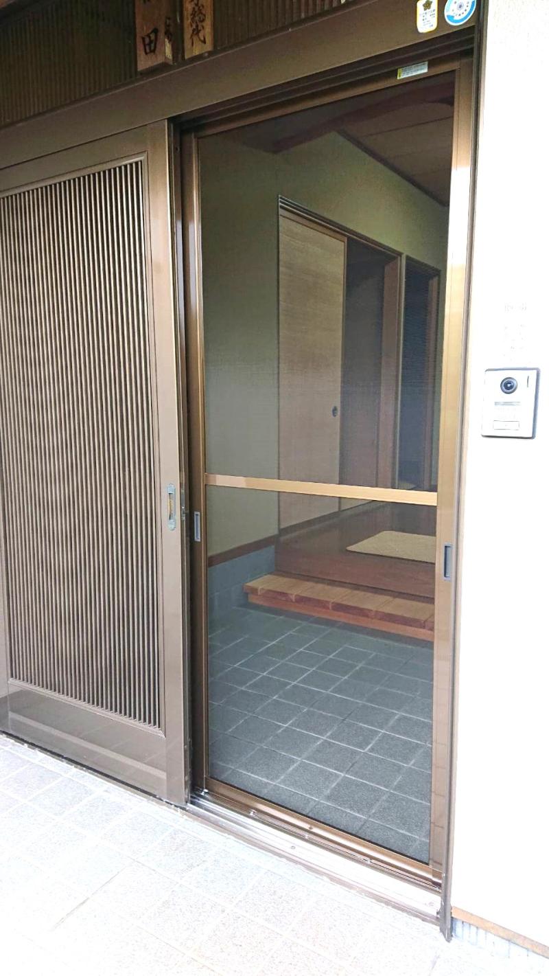 玄関に網戸を取付けさせていただきました