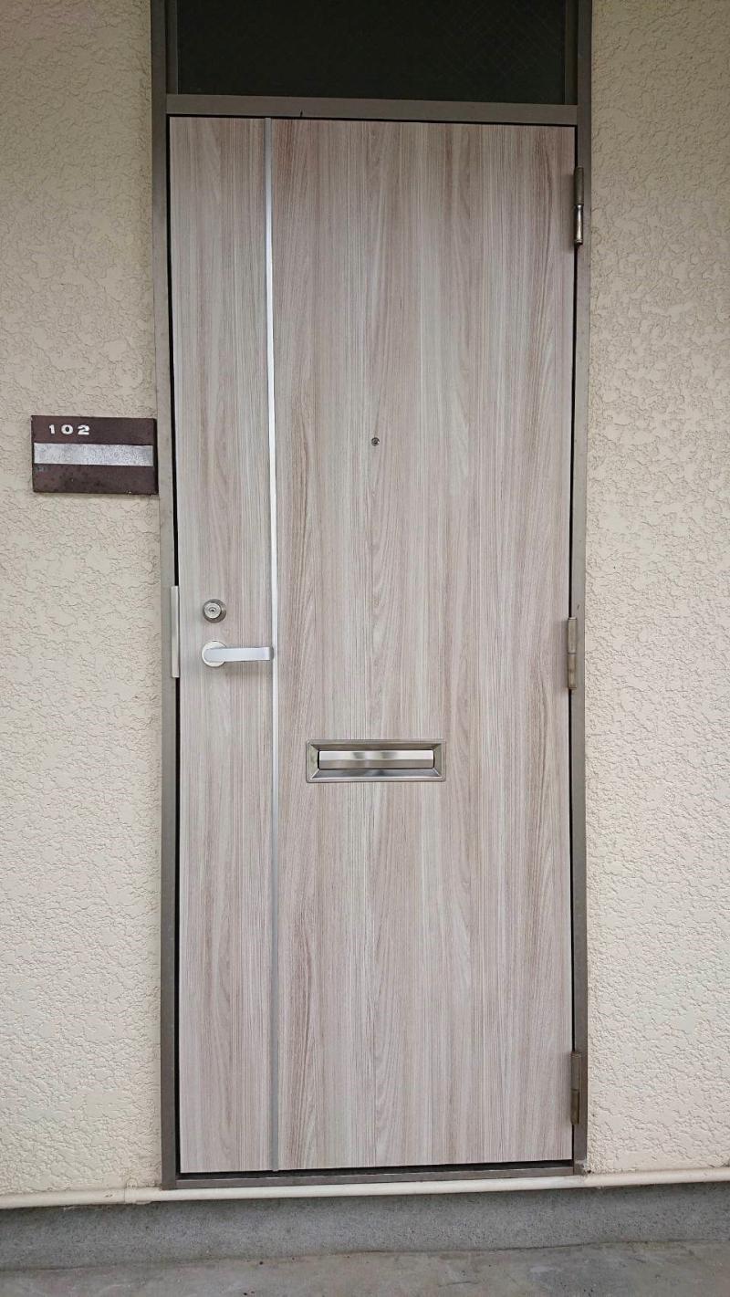 集合住宅のドアを交換させていただきました