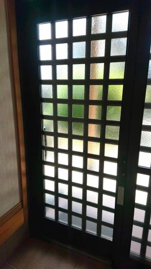 玄関引戸ペアガラス割れ替え