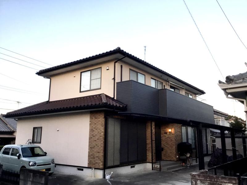 ベランダ囲いの交換工事を行いました。