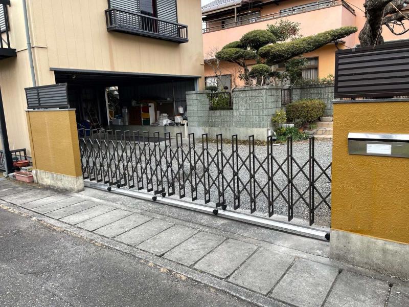 伸縮門扉の交換工事を行いました。