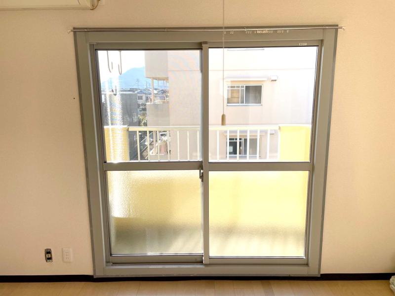 マンションの掃き出し窓の交換工事を行いました。