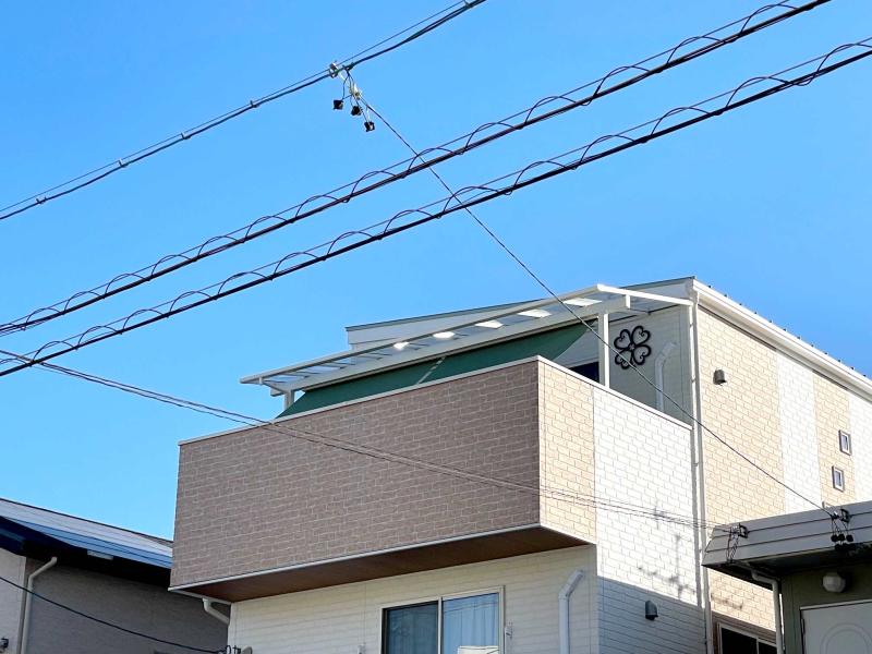 屋上入り口の屋根と日よけを設置いたしました。