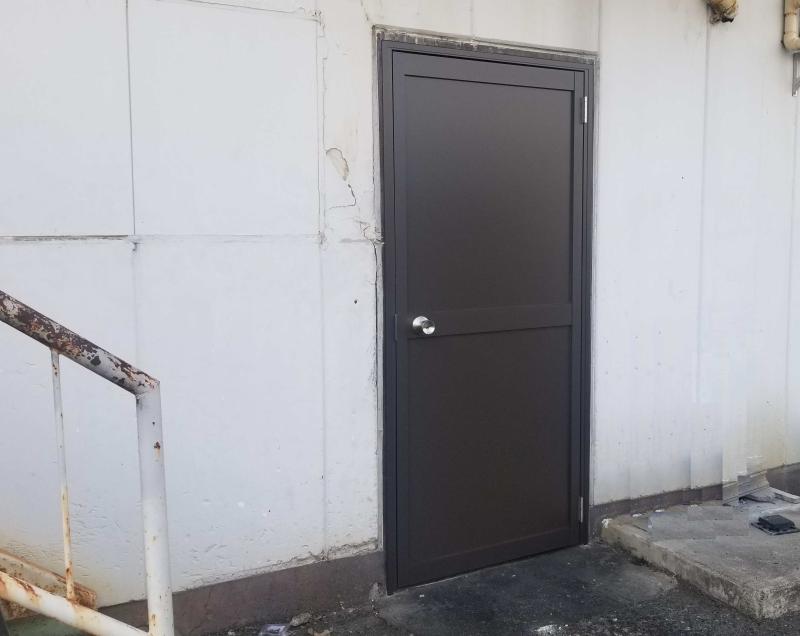 店舗の勝手口ドアが壊れかけているので交換してほしい