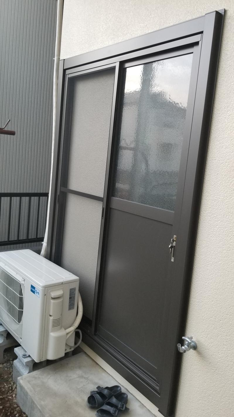 勝手口の引戸の隙間風が気になる。