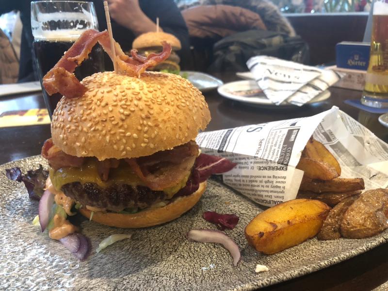 巨大ハンバーガー