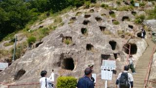 GW次男の住む「埼玉吉見百穴」縄文時代の墓穴へ
