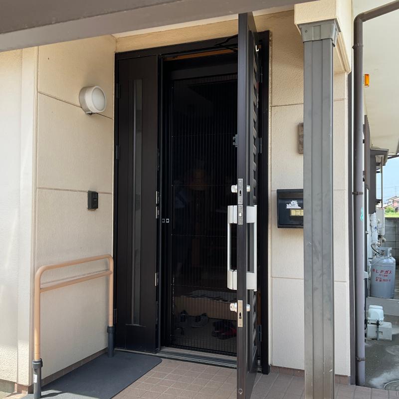玄関ドアに網戸設置　【太田市】