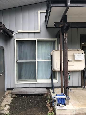 掃き出し窓をドアへリフォーム。