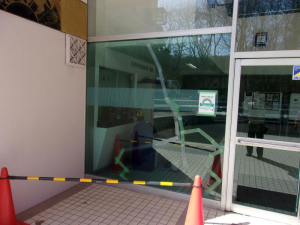 ミネトーヨー住器の中学校のガラス交換の施工事例詳細写真1