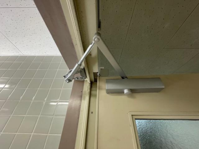ミネトーヨー住器の【八王子市】私立中学・高等学校　ピボットヒンジ、ドアクローザー交換工事の施工事例詳細写真3