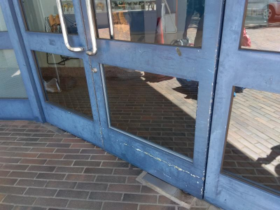 ミネトーヨー住器の【八王子市】私立大学　総合体育館　1階出入口ドア　扉ガラス交換工事の施工事例詳細写真3
