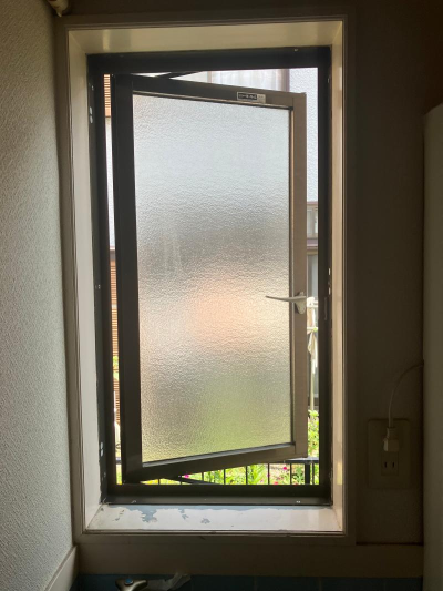 ミネトーヨー住器の【八王子市】リフォーム横引きロール網戸　取付工事の施工事例詳細写真2