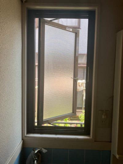 ミネトーヨー住器の【八王子市】リフォーム横引きロール網戸　取付工事の施工事例詳細写真3