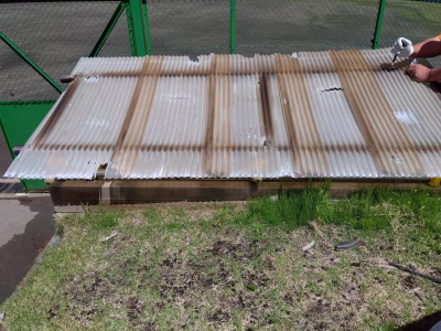 ミネトーヨー住器の【八王子市】私立大学の野球場に撒く砂置き場の屋根修繕工事の施工事例詳細写真1