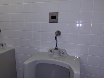 ミネトーヨー住器の【八王子市】私立大学　トイレ小便器フラッシュバルブ　交換工事の施工事例詳細写真1