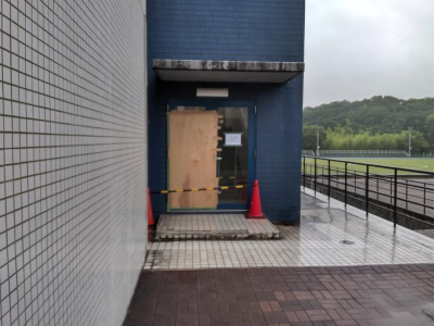【八王子市】私立中学・高等学校　出入口ガラス交換　現調 ミネトーヨー住器のブログ 写真1