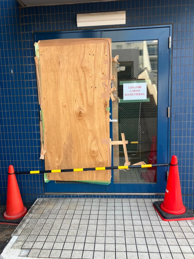 ミネトーヨー住器の動画有【八王子市】私立中学・高等学校　出入口ガラス交換の施工事例詳細写真1