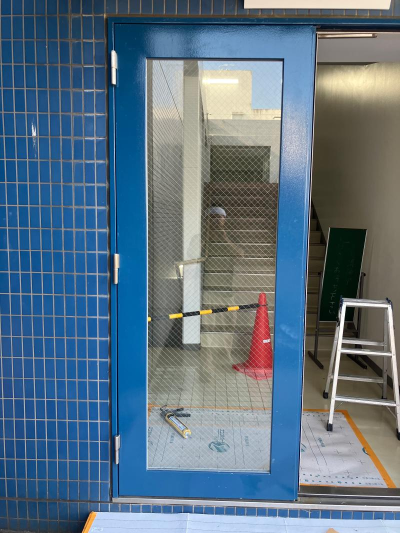 ミネトーヨー住器の動画有【八王子市】私立中学・高等学校　出入口ガラス交換の施工事例詳細写真2