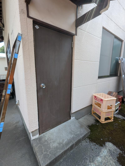 ミネトーヨー住器の【八王子市】勝手口ドアカバー工事の施工事例詳細写真1
