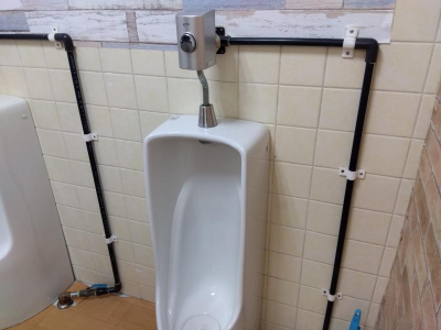 ミネトーヨー住器の【八王子市 】私立高等学校 男子トイレ小便器フラッシュバルブ交換の施工事例詳細写真1