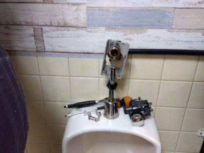 ミネトーヨー住器の【八王子市 】私立高等学校 男子トイレ小便器フラッシュバルブ交換の施工事例詳細写真2