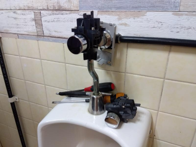 ミネトーヨー住器の【八王子市 】私立高等学校 男子トイレ小便器フラッシュバルブ交換の施工事例詳細写真3