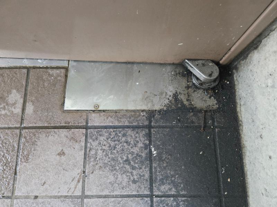 八王子市【フロアヒンジ】交換　現調打ち合わせ ミネトーヨー住器のブログ 写真2