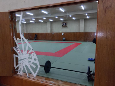 【八王子市】私立大学　鏡交換工事、オペレーター交換工事、現調、打ち合わせ ミネトーヨー住器のブログ 写真1