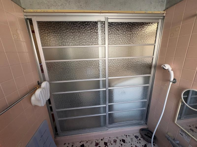 ミネトーヨー住器の【八王子市】浴室引戸（引き違い）カバー工事の施工事例詳細写真1