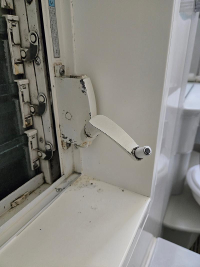 【窓ハンドル交換】 ミネトーヨー住器のブログ 写真2