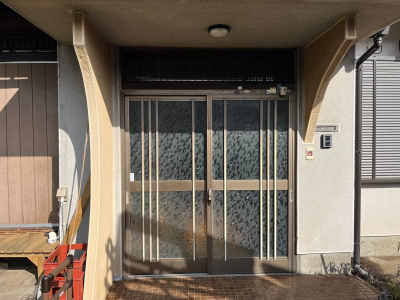 ミネトーヨー住器の【相模原市】玄関引戸　LIXIｌリシェントⅡカバー工事の施工事例詳細写真1