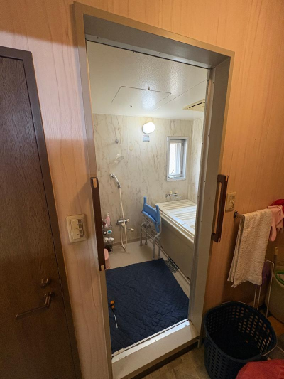 ミネトーヨー住器の【八王子市】浴室折れ戸カバー工事の施工事例詳細写真1