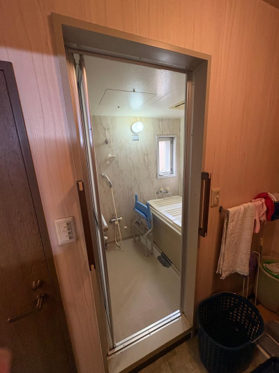 ミネトーヨー住器の【八王子市】浴室折れ戸カバー工事の施工事例詳細写真2
