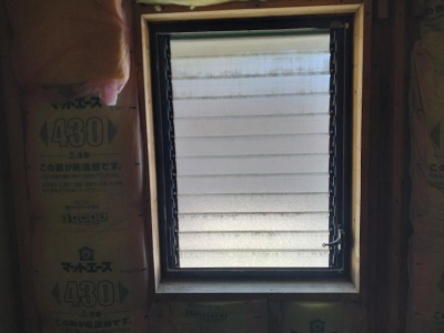 ミネトーヨー住器の【動画有】町田市　リプラス縦辷り出し窓　カバー工事の施工事例詳細写真1