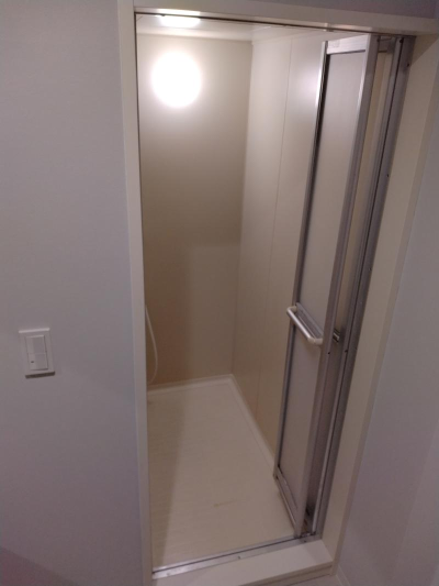 ミネトーヨー住器の【八王子市】マション　浴室中折れ戸カバー工事の施工事例詳細写真1