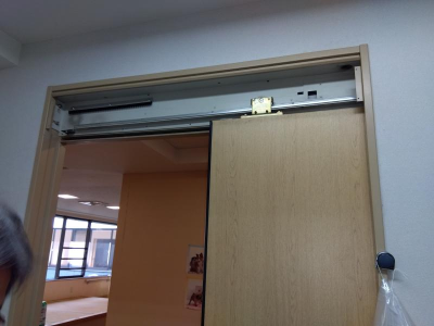 ミネトーヨー住器の【八王子市】施設　ハンガー引戸　修繕工事の施工事例詳細写真1