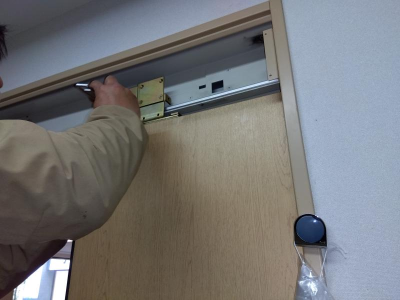 ミネトーヨー住器の【八王子市】施設　ハンガー引戸　修繕工事の施工事例詳細写真5