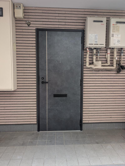 ミネトーヨー住器の【調布市】マンション玄関カバードア　取替工事の施工事例詳細写真2