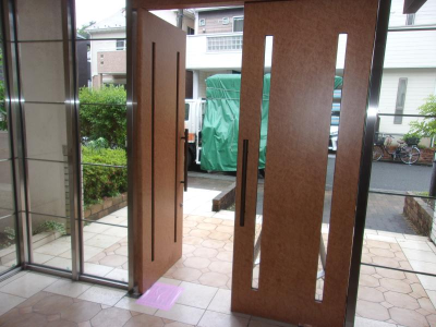 ミネトーヨー住器の【動画有】マンション　エントランス部　フロアヒンジ交換工事の施工事例詳細写真2