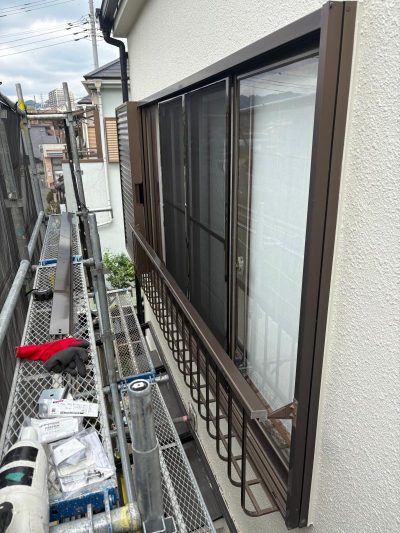 ミネトーヨー住器の【動画有】 八王子市　庇キャピアA型、YKKAP　3WTラチス格子窓手摺取付工事の施工事例詳細写真1