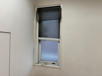 ミネトーヨー住器の【施工事例】八王子市の病院様にて横引きロール網戸の施工事例詳細写真1