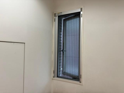 ミネトーヨー住器の【施工事例】八王子市の病院様にて横引きロール網戸の施工事例詳細写真2