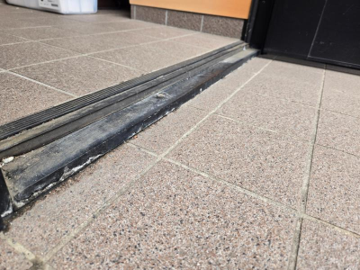 【たった1日】古い玄関ドアが最新の顔に！リシェント3の「カバー工法」とは？ ミネトーヨー住器のブログ 写真2
