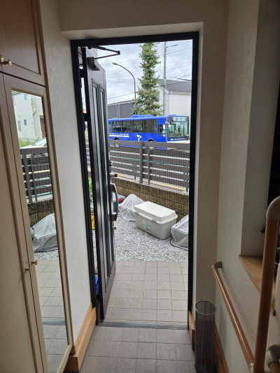 【たった1日】古い玄関ドアが最新の顔に！リシェント3の「カバー工法」とは？ ミネトーヨー住器のブログ 写真3