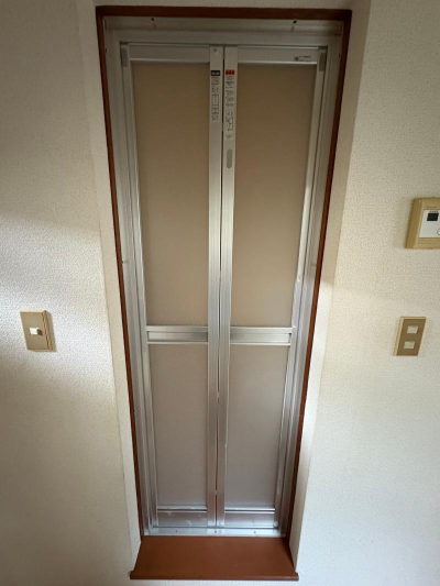 ミネトーヨー住器の小平市にて浴室ドア交換!リクシル「リシェント浴室折戸」のカバー工法の施工事例詳細写真2