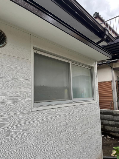 ミネトーヨー住器の八王子市内の戸建て|隣家からの視線をカットする可動ルーバー面格子施工の施工事例詳細写真1